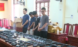 Hàng trăm khẩu súng, đạn và dao kiếm được phát hiện tại các kho bí mật