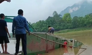 Đò chở học sinh bị lật trên sông Mã