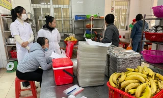 Cơ quan chức năng chưa công bố kết quả xét nghiệm thực phẩm được lấy mẫu tại Trường Điện Biên 1.