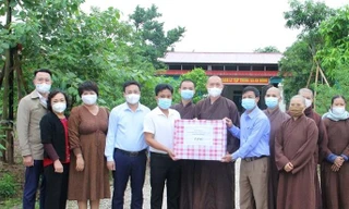 Ban Trị sự Giáo hội Phật giáo tỉnh Thanh Hóa trao quà hỗ trợ khu cách ly tập trung
