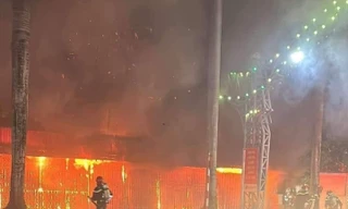 Lửa cháy ngùn ngụt thiêu rụi cửa hàng bán văn phòng phẩm ở Thanh Hoá