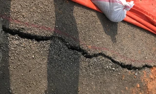 Hồ thủy lợi Sông Mực xuất hiện vết nứt dài dọc thân đập 