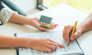 Ký hợp đồng bất động sản. Ảnh minh hoạ.