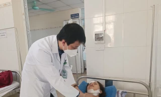 Người phụ nữ ở Thanh Hóa bị kính cứa ngang cổ