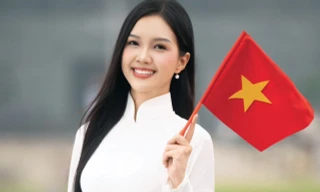 Thí sinh Hoa hậu Việt Nam mặc áo dài trắng hòa cùng không khí đại lễ