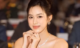 Đỗ Thị Hà khoe vai trần