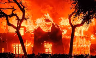 Hoa hậu Hoàn vũ suy sụp vì nhà bị thiêu rụi