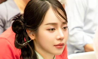 Thanh Thủy xúc động khi dự triển lãm sách về Làng Nủ