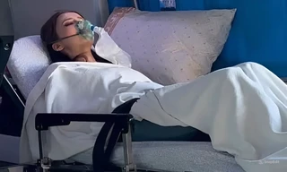 Một hoa hậu nhập viện cấp cứu ở sân bay