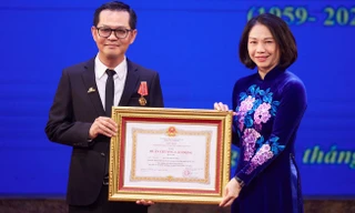 NSND Trung Hiếu nhận Huân chương