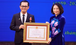 NSND Trung Hiếu nhận Huân chương