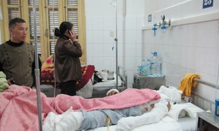 Anh Nguyễn Huy Việt,chủ cửa hàng gas Phú Vinh, bị bỏng 60%, đang nằm điều trị tại Bệnh viện Xanh Pôn. Ảnh: Tuấn Nguyễn