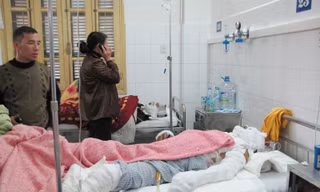 Anh Nguyễn Huy Việt,chủ cửa hàng gas Phú Vinh, bị bỏng 60%, đang nằm điều trị tại Bệnh viện Xanh Pôn. Ảnh: Tuấn Nguyễn