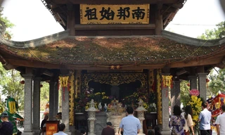 Dòng người viếng lăng, đền Kinh Dương Vương nhân ngày Giỗ Tổ