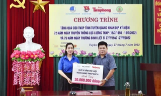 Tặng quà cho cựu TNXP khó khăn tỉnh Tuyên Quang 