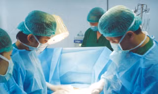 Một ca phẫu thuật nâng ngực được thực hiện tại BV Saint Paul	Ảnh Th.Hà