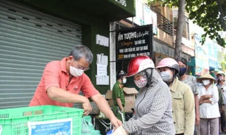 Sài Gòn mùa này đau lòng quá và cần bình yên lắm, em có nghe thấy không?