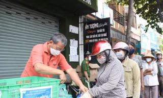 Sài Gòn mùa này đau lòng quá và cần bình yên lắm, em có nghe thấy không?