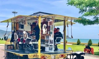 Quy Nhơn: Thử một lần cắt tóc trên chiếc xe lưu động bên bờ biển, tại sao không?