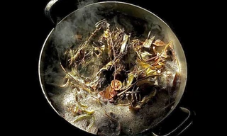 Ở nhà thì làm gì: Tự làm thảo mộc gội đầu tại nhà, tóc bao đẹp hơn đi dưỡng ở tiệm