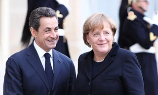 Tổng thống Pháp Nicolas Sarkozy đón Thủ tướng Đức Angela Merkel tại Điện Elysee. Ảnh: Zuma Press