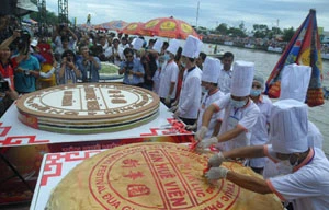 Cận cảnh hai chiếc bánh và đĩa cốm dẹp kỷ lục Việt Nam