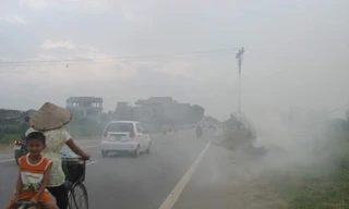 Khói mù mịt do đốt rơm trên quốc lộ 32