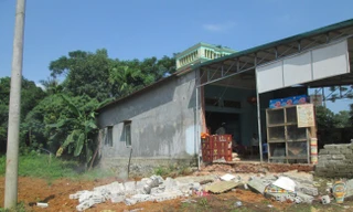 Tường đổ đè chết 4 trẻ