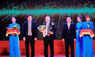 Ông Huỳnh Phan Hiếu – Phó Giám đốc Công ty TNHH MTV Hoa Sen Nghệ An (đứng giữa) đại diện công ty nhận Giải Vàng Chất lượng Quốc gia.
