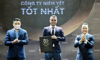 Đại diện Tập đoàn Hoa Sen (HSG) nhận chứng nhận “Top 50 công ty niêm yết tốt nhất năm 2021”, do tạp chí Forbes Việt Nam tổ chức.