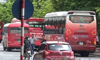 Nhức nhối 'xe rùa bò' vòng vèo bắt khách trước cổng bến xe Mỹ Đình