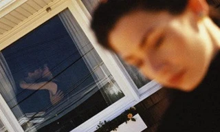 Vợ khóc nghẹn nhìn chồng bất chấp lao 'như thiêu thân' vào cuộc tình với bà chủ trẻ