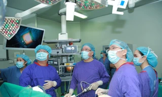 Các bác sĩ BV Việt - Đức thực hiện ca phẫu thuật thu nhỏ dạ dày cho bệnh nhân.