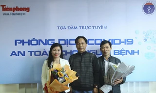 Lãnh đạo Báo Tiền Phong tặng hoa các khách mời tham gia giao lưu trực tuyến. Ảnh: Phạm Duy