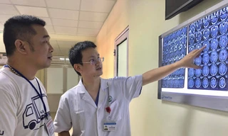 BS Nguyễn Đức Anh đang giải thích về tình trạng bệnh của bệnh nhân cho người nhà. Ảnh: Bệnh viện cung cấp