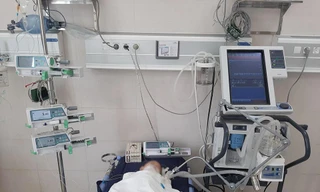 Bệnh nhi 16 tháng tuổi bị đuối nước đang được chăm sóc đặc biệt tại Trung tâm Sản - Nhi Phú Thọ. Ảnh bệnh viện cung cấp