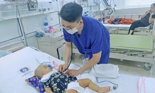 Bé A. bị trượt chân ngã vào thùng đồ chơi ở gần đó. Không may, trong thùng đồ chơi có một chiếc kéo bị bỏ quên khiến bé bị đâm trọng thương vùng đầu.