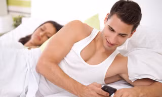 Chồng ngoại tình nhưng vẫn 'biết sợ', nên còn cơ hội giữ gia đình?