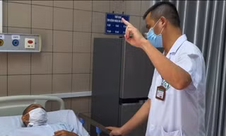 BS tại Trung tâm Chống độc Bạch Mai khám cho bệnh nhân ngộ độc rượu. Ảnh: Bệnh viện cung cấp