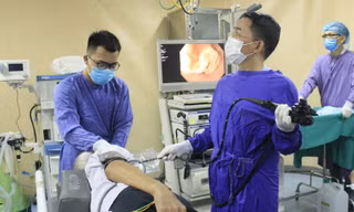 Các bác sĩ xử lý cho bệnh nhân bị hóc thịt ngan. Ảnh: Bệnh viện E Trung ương cung cấp