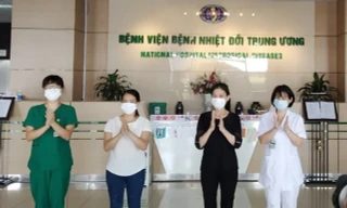 Hai bệnh nhân được chữa khỏi COVID-19 ra viện chiều 21/5