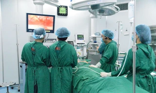 Bác sĩ Bệnh viện Nội tiết TƯ thực hiện ca mổ cho bệnh nhân C. Ảnh: Bệnh viện cung cấp