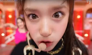 Phản ứng siêu hài hước khi camera quay cận mặt, em út của IVE ẵm ngay video triệu view