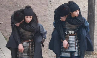 Điền Hi Vi cõng Trương Lăng Hách "khổng lồ" ngon ơ, nhìn cơ bắp của cô là hiểu