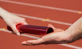 VĐV điền kinh bị đối thủ đánh liên tiếp vào đầu khi tiến gần HCV