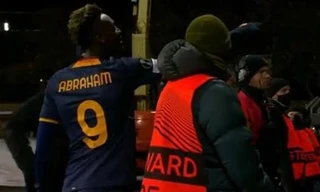 CĐV Roma đấu khẩu với cầu thủ, tố Mourinho cố tình thua để chạy sang Newcastle