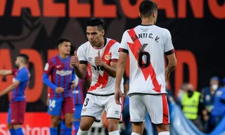 Cựu tiền đạo của MU nhấn chìm Barca vào khủng hoảng