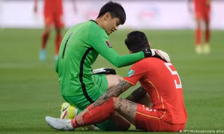 'Tân binh Trung Quốc run đến nỗi thăm nhà vệ sinh liên tục trước trận'