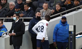 Học trò bị fan la ó, HLV Tottenham phản ứng: 'Cũng đáng thôi!'