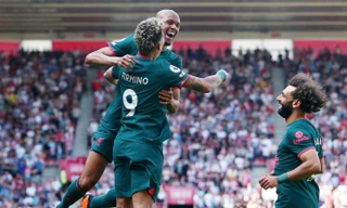 Liverpool rượt đuổi tỷ số điên rồ với đội bét bảng